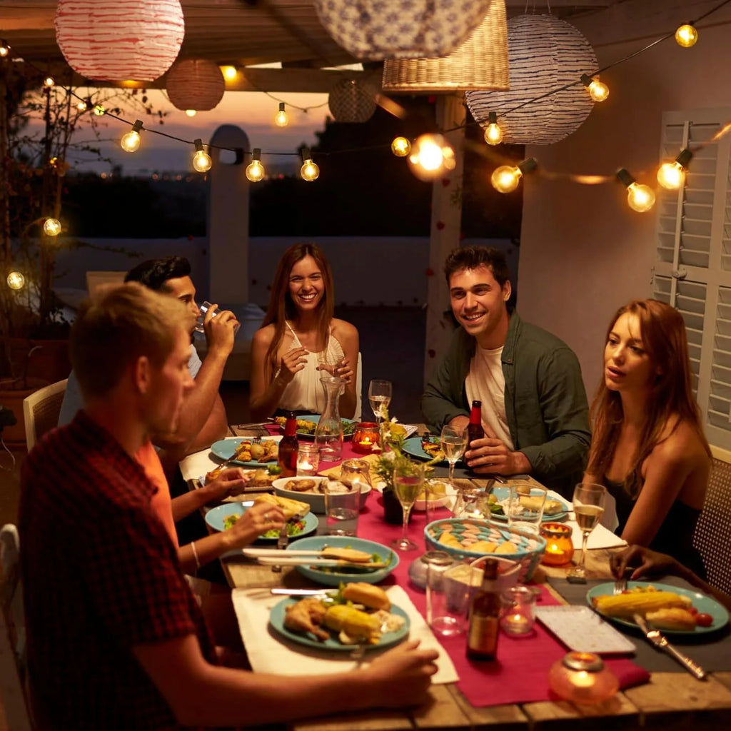 Dîner en extérieur sous guirlande solaire G40, ambiance nocturne
